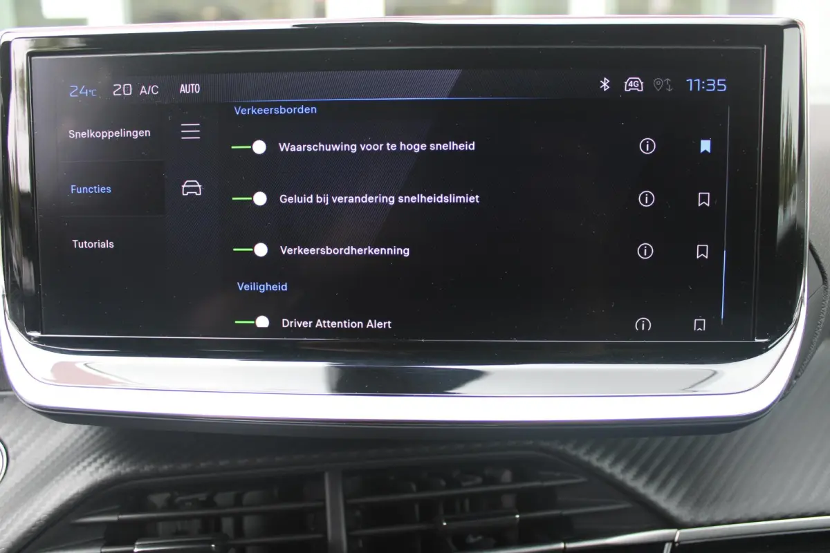 1.2 100PK ALLURE | NAVIGATIE | PARKEERSENSOREN VOOR + ACHTER | KEYLESS ENTRY/START | LICHTMETALEN VELGEN 17" | DRAADLOZE APPLE CARPLAY/ANDROID AUTO | DRAADLOZE TELEFOONLADER | CRUISE CONTROL