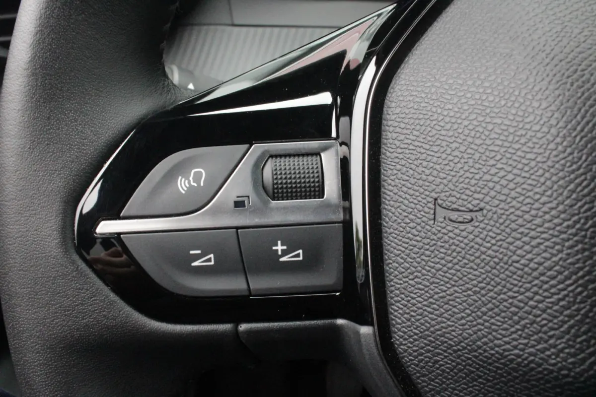 1.2 100PK ALLURE | NAVIGATIE | PARKEERSENSOREN VOOR + ACHTER | KEYLESS ENTRY/START | LICHTMETALEN VELGEN 17" | DRAADLOZE APPLE CARPLAY/ANDROID AUTO | DRAADLOZE TELEFOONLADER | CRUISE CONTROL