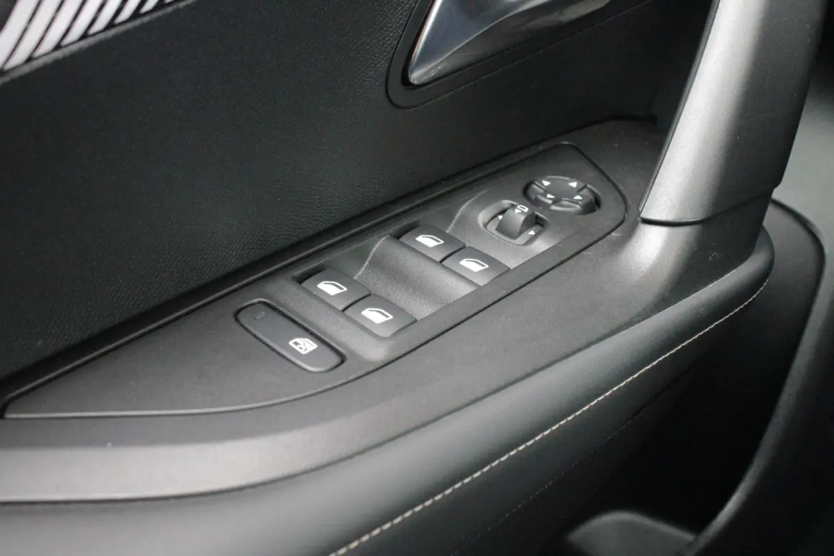 1.2 100PK ALLURE | NAVIGATIE | PARKEERSENSOREN VOOR + ACHTER | KEYLESS ENTRY/START | LICHTMETALEN VELGEN 17" | DRAADLOZE APPLE CARPLAY/ANDROID AUTO | DRAADLOZE TELEFOONLADER | CRUISE CONTROL