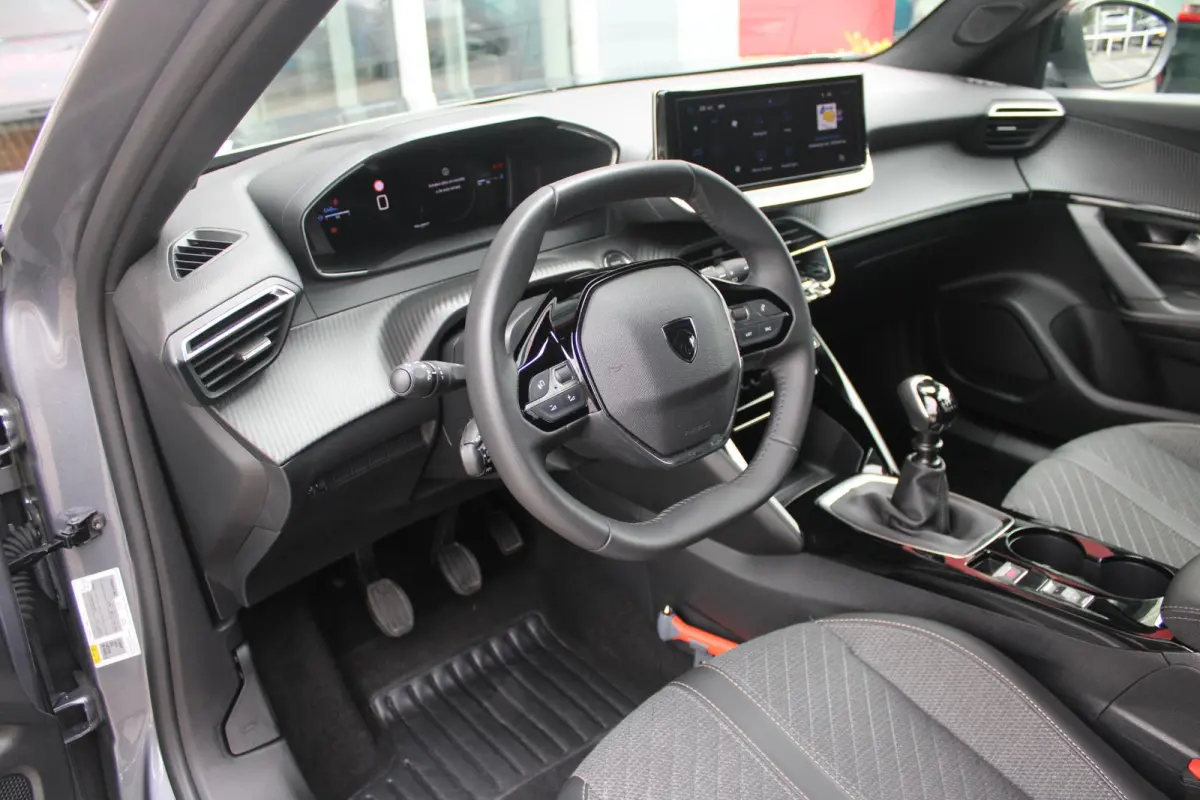 1.2 100PK ALLURE | NAVIGATIE | PARKEERSENSOREN VOOR + ACHTER | KEYLESS ENTRY/START | LICHTMETALEN VELGEN 17" | DRAADLOZE APPLE CARPLAY/ANDROID AUTO | DRAADLOZE TELEFOONLADER | CRUISE CONTROL