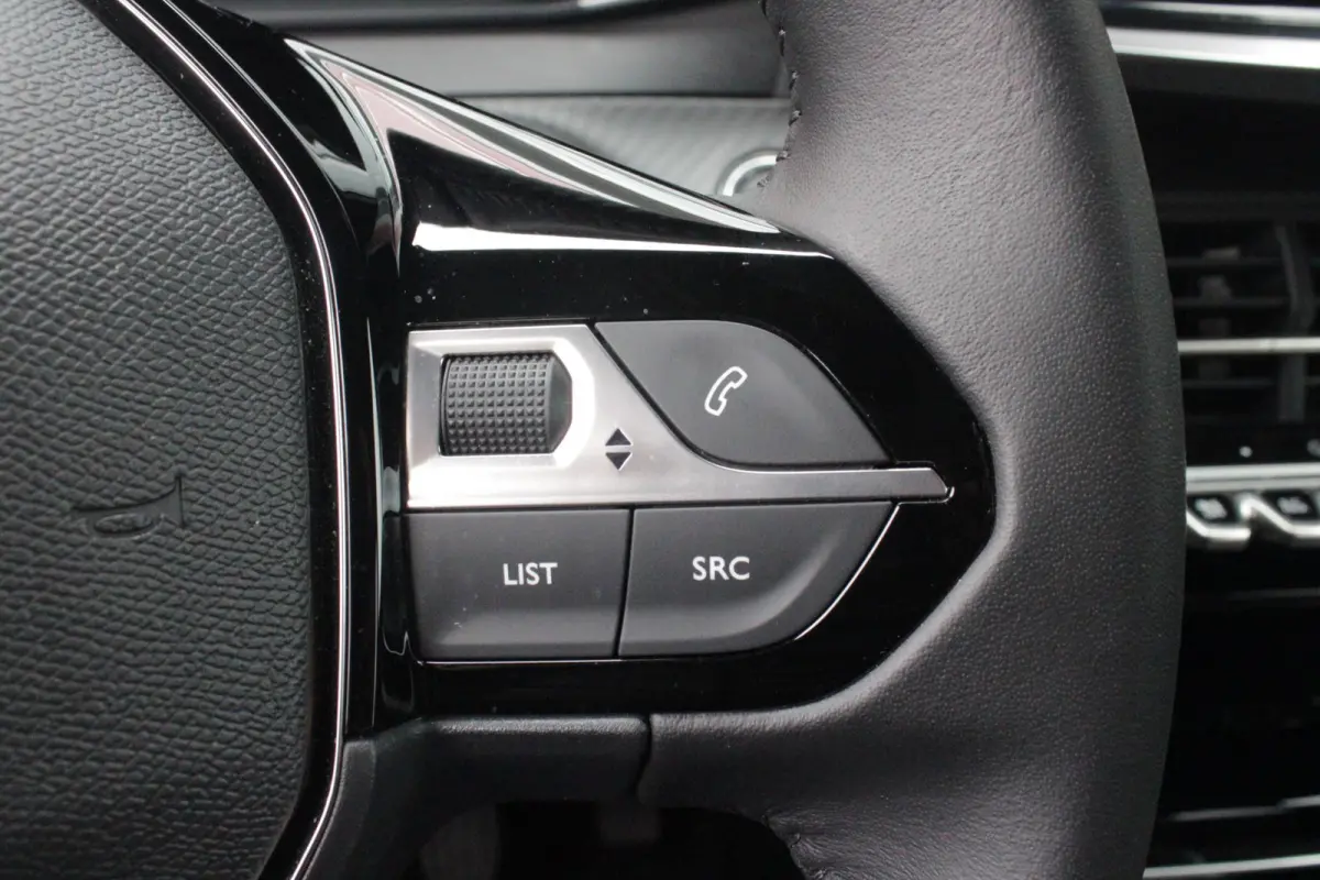 1.2 100PK ALLURE | NAVIGATIE | PARKEERSENSOREN VOOR + ACHTER | KEYLESS ENTRY/START | LICHTMETALEN VELGEN 17" | DRAADLOZE APPLE CARPLAY/ANDROID AUTO | DRAADLOZE TELEFOONLADER | CRUISE CONTROL