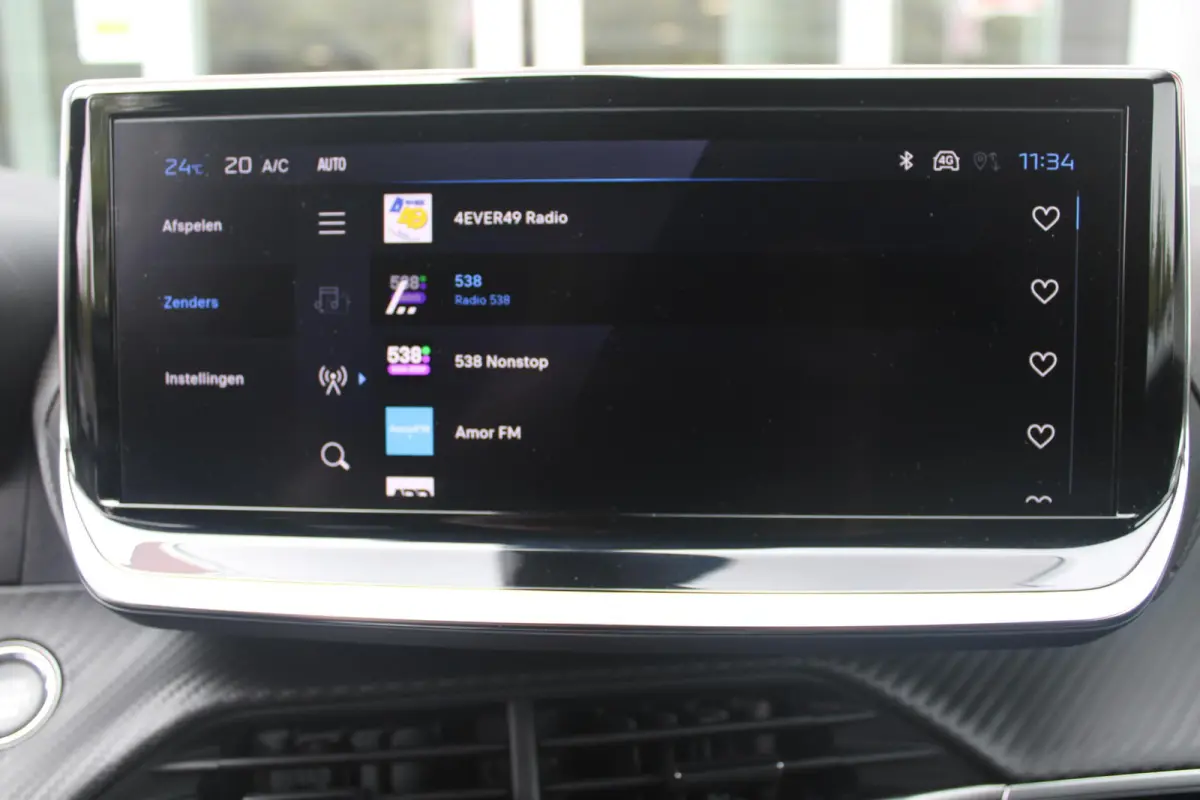 1.2 100PK ALLURE | NAVIGATIE | PARKEERSENSOREN VOOR + ACHTER | KEYLESS ENTRY/START | LICHTMETALEN VELGEN 17" | DRAADLOZE APPLE CARPLAY/ANDROID AUTO | DRAADLOZE TELEFOONLADER | CRUISE CONTROL