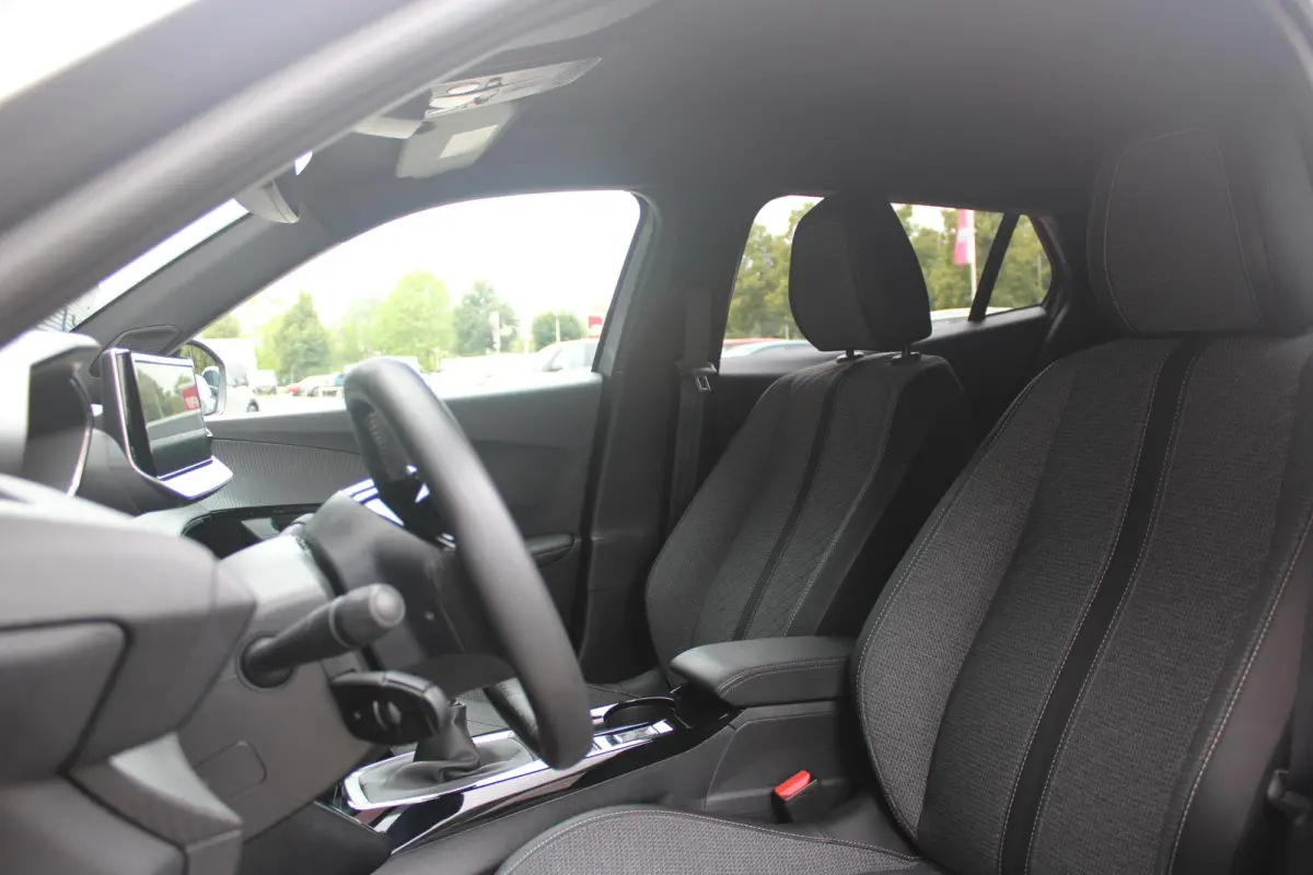 1.2 100PK ALLURE | NAVIGATIE | PARKEERSENSOREN VOOR + ACHTER | KEYLESS ENTRY/START | LICHTMETALEN VELGEN 17" | DRAADLOZE APPLE CARPLAY/ANDROID AUTO | DRAADLOZE TELEFOONLADER | CRUISE CONTROL