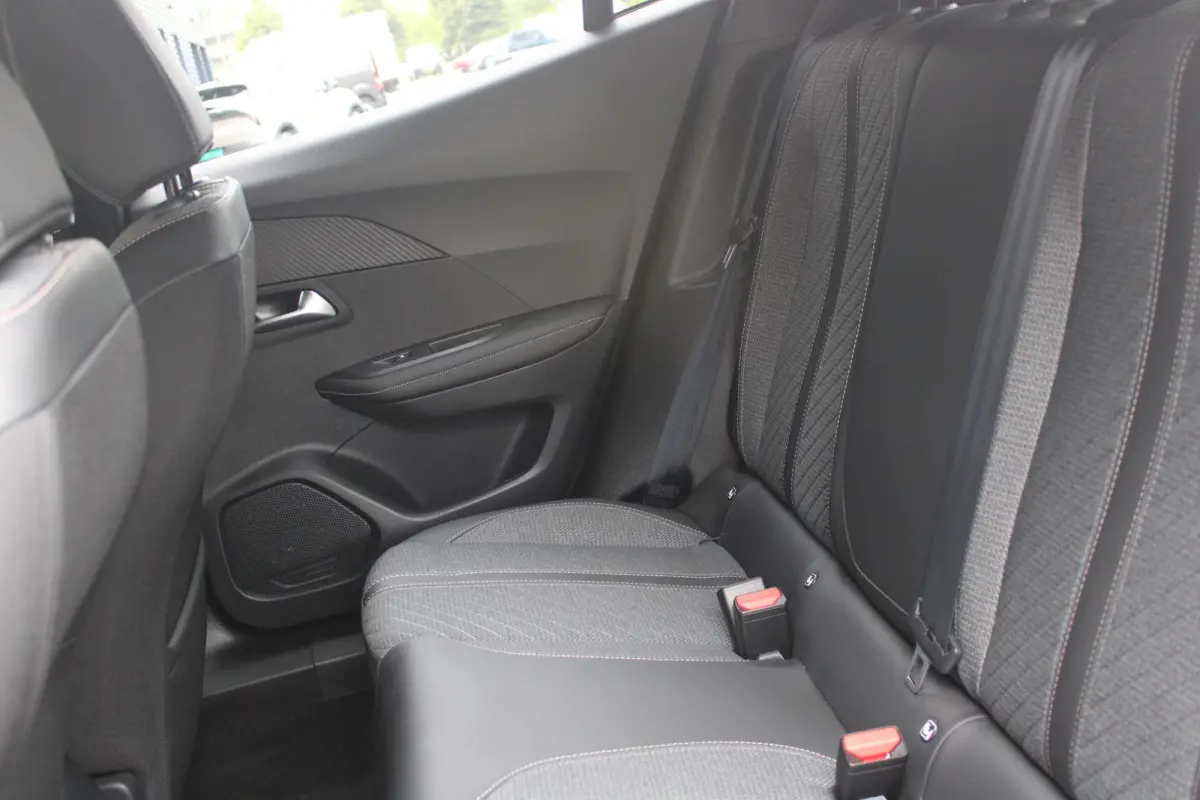 1.2 100PK ALLURE | NAVIGATIE | PARKEERSENSOREN VOOR + ACHTER | KEYLESS ENTRY/START | LICHTMETALEN VELGEN 17" | DRAADLOZE APPLE CARPLAY/ANDROID AUTO | DRAADLOZE TELEFOONLADER | CRUISE CONTROL