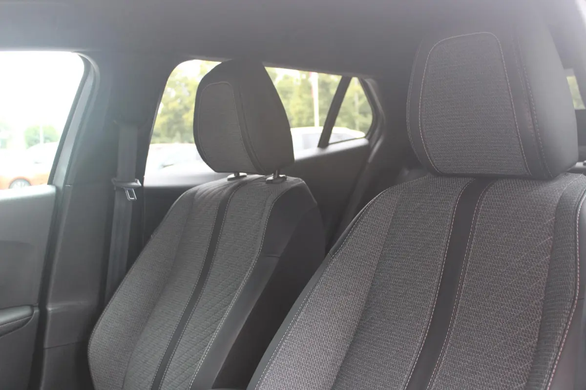 1.2 100PK ALLURE | NAVIGATIE | PARKEERSENSOREN VOOR + ACHTER | KEYLESS ENTRY/START | LICHTMETALEN VELGEN 17" | DRAADLOZE APPLE CARPLAY/ANDROID AUTO | DRAADLOZE TELEFOONLADER | CRUISE CONTROL