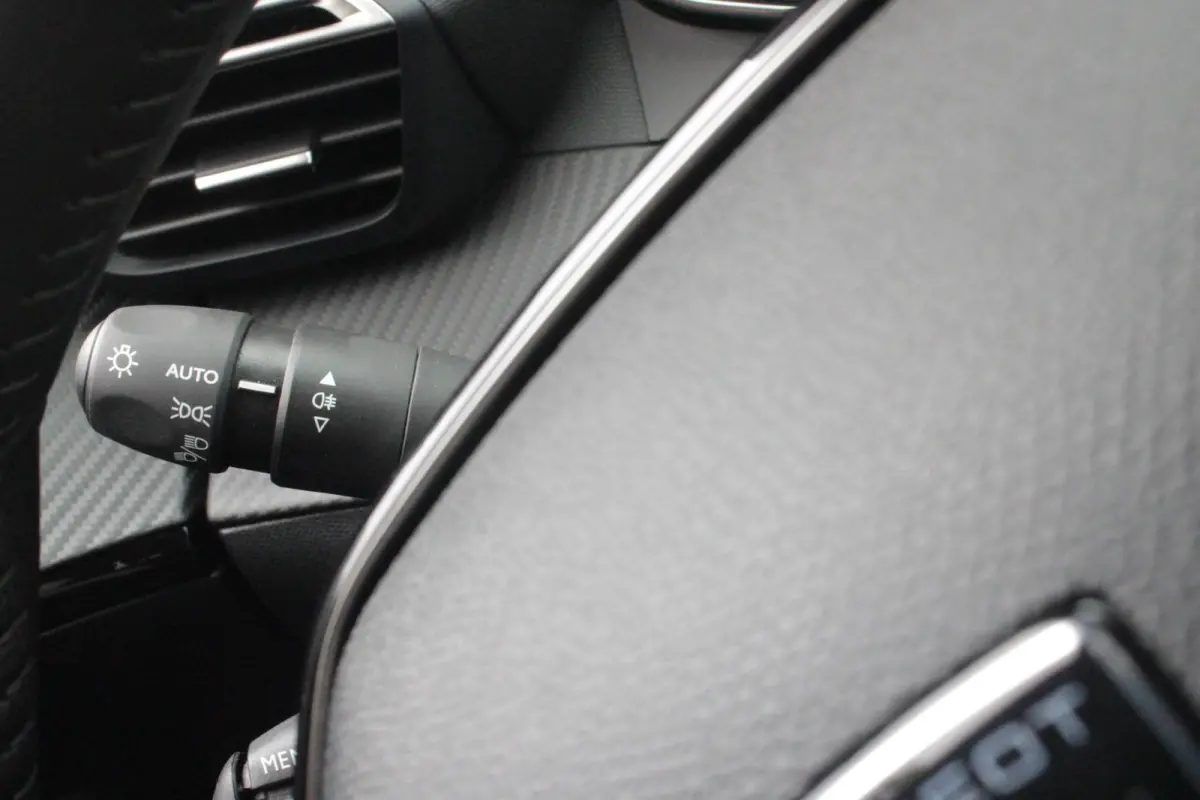 1.2 100PK ALLURE | NAVIGATIE | PARKEERSENSOREN VOOR + ACHTER | KEYLESS ENTRY/START | LICHTMETALEN VELGEN 17" | DRAADLOZE APPLE CARPLAY/ANDROID AUTO | DRAADLOZE TELEFOONLADER | CRUISE CONTROL