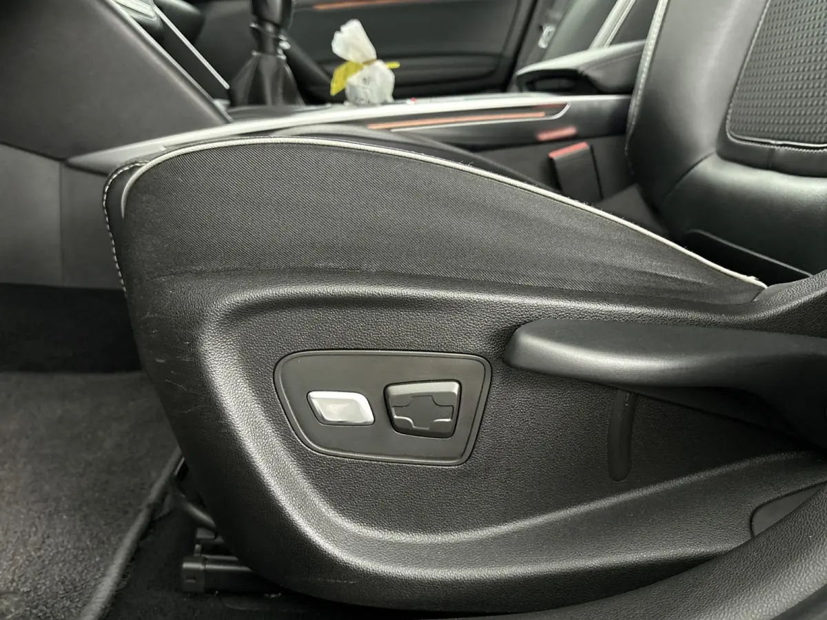 1.2 TCe Bose Airco | Apple Carplay | Android Auto | Achteruitrijcamera | Bose Geluidsinstallatie | Bluetooth | Cruise Control |  Dakrails | Lederen Stuurwiel | Lederen/Stof Bekleding | Licht