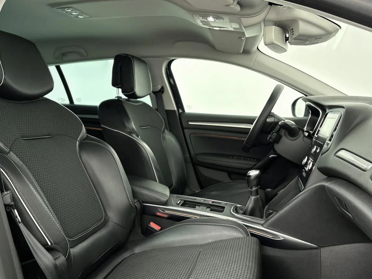 1.2 TCe Bose Airco | Apple Carplay | Android Auto | Achteruitrijcamera | Bose Geluidsinstallatie | Bluetooth | Cruise Control |  Dakrails | Lederen Stuurwiel | Lederen/Stof Bekleding | Licht
