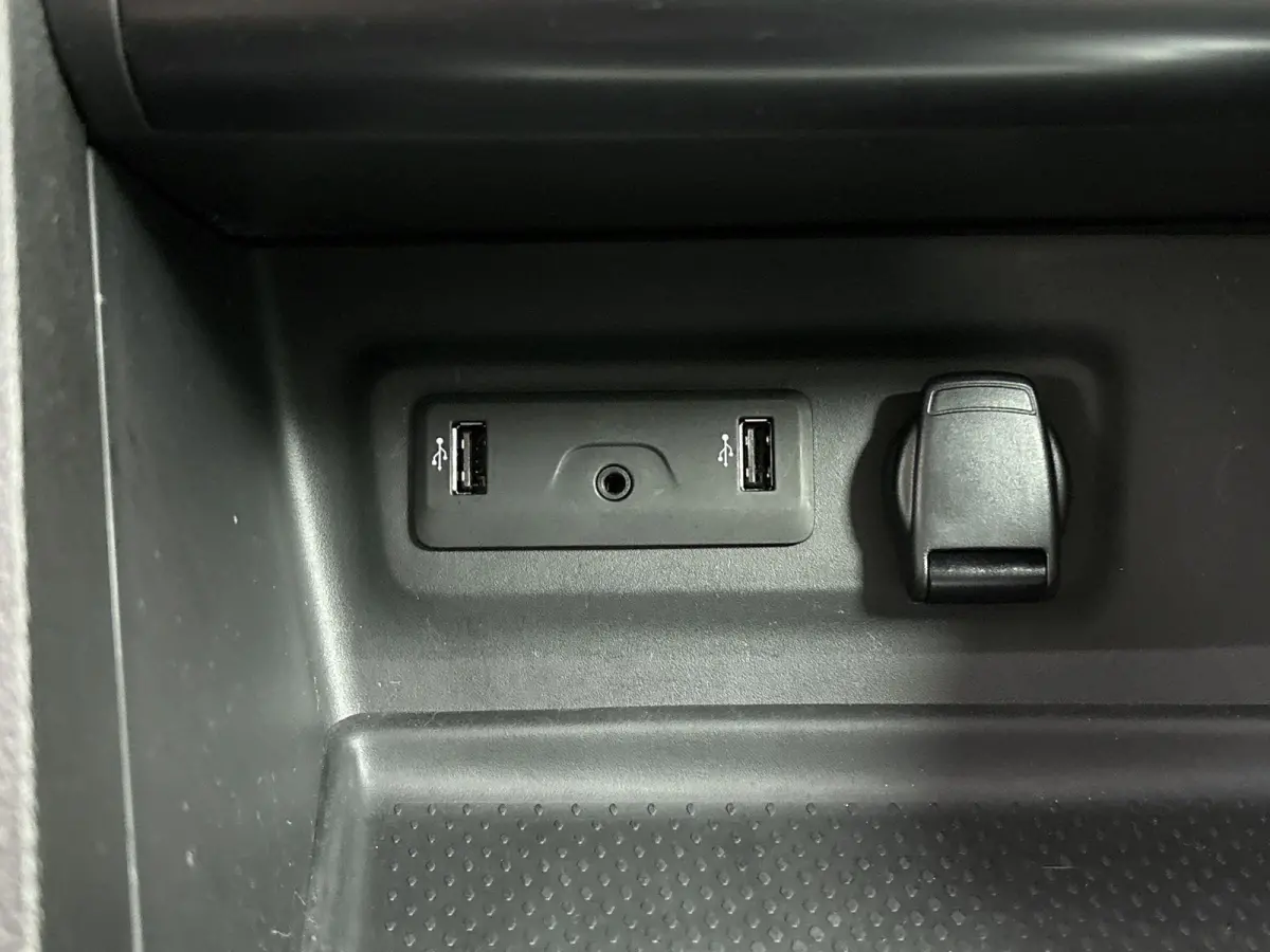 1.2 TCe Bose Airco | Apple Carplay | Android Auto | Achteruitrijcamera | Bose Geluidsinstallatie | Bluetooth | Cruise Control |  Dakrails | Lederen Stuurwiel | Lederen/Stof Bekleding | Licht