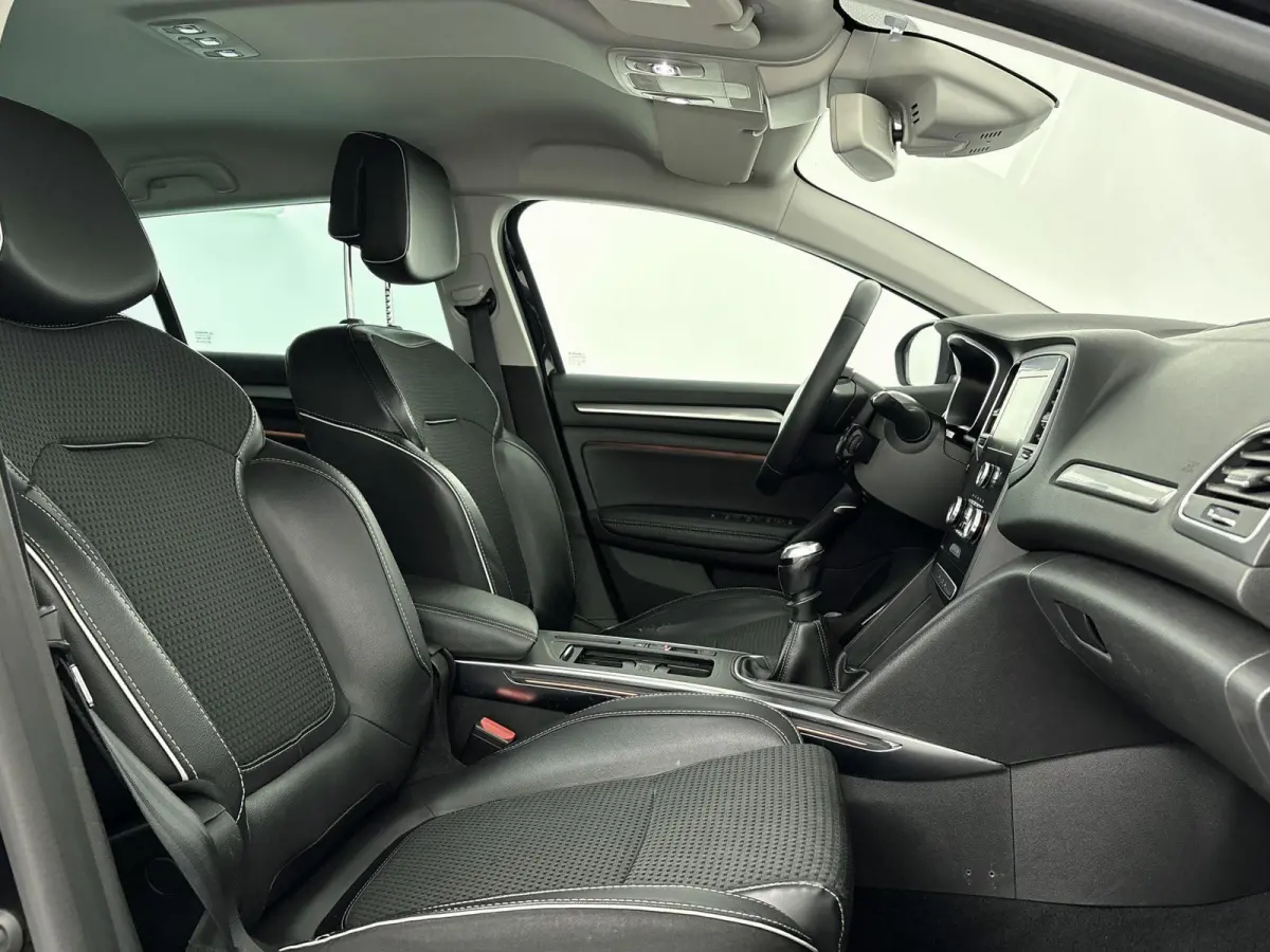 1.2 TCe Bose Airco | Apple Carplay | Android Auto | Achteruitrijcamera | Bose Geluidsinstallatie | Bluetooth | Cruise Control |  Dakrails | Lederen Stuurwiel | Lederen/Stof Bekleding | Licht