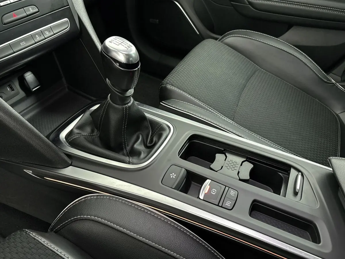 1.2 TCe Bose Airco | Apple Carplay | Android Auto | Achteruitrijcamera | Bose Geluidsinstallatie | Bluetooth | Cruise Control |  Dakrails | Lederen Stuurwiel | Lederen/Stof Bekleding | Licht
