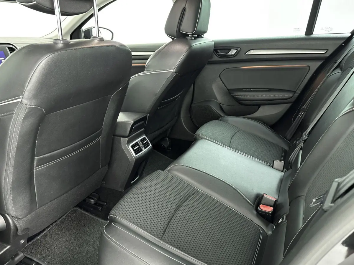 1.2 TCe Bose Airco | Apple Carplay | Android Auto | Achteruitrijcamera | Bose Geluidsinstallatie | Bluetooth | Cruise Control |  Dakrails | Lederen Stuurwiel | Lederen/Stof Bekleding | Licht