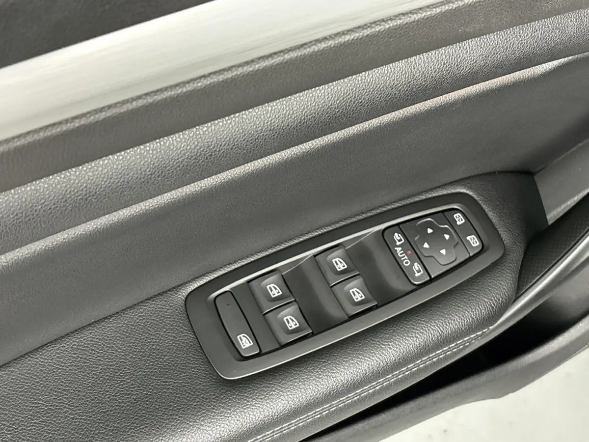 1.2 TCe Bose Airco | Apple Carplay | Android Auto | Achteruitrijcamera | Bose Geluidsinstallatie | Bluetooth | Cruise Control |  Dakrails | Lederen Stuurwiel | Lederen/Stof Bekleding | Licht