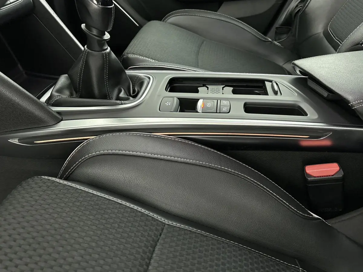 1.2 TCe Bose Airco | Apple Carplay | Android Auto | Achteruitrijcamera | Bose Geluidsinstallatie | Bluetooth | Cruise Control |  Dakrails | Lederen Stuurwiel | Lederen/Stof Bekleding | Licht