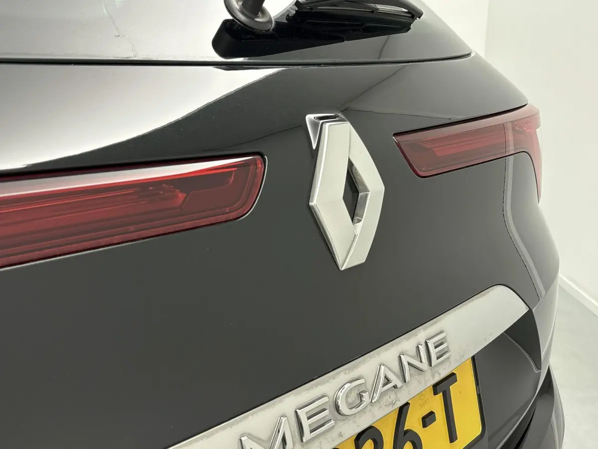 1.2 TCe Bose Airco | Apple Carplay | Android Auto | Achteruitrijcamera | Bose Geluidsinstallatie | Bluetooth | Cruise Control |  Dakrails | Lederen Stuurwiel | Lederen/Stof Bekleding | Licht