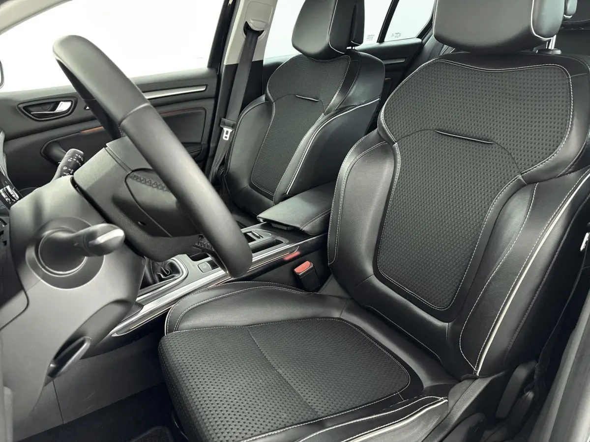 1.2 TCe Bose Airco | Apple Carplay | Android Auto | Achteruitrijcamera | Bose Geluidsinstallatie | Bluetooth | Cruise Control |  Dakrails | Lederen Stuurwiel | Lederen/Stof Bekleding | Licht