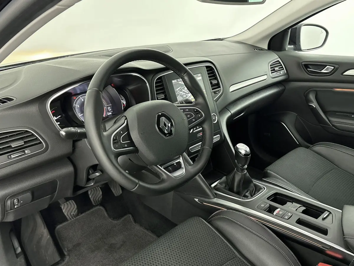 1.2 TCe Bose Airco | Apple Carplay | Android Auto | Achteruitrijcamera | Bose Geluidsinstallatie | Bluetooth | Cruise Control |  Dakrails | Lederen Stuurwiel | Lederen/Stof Bekleding | Licht