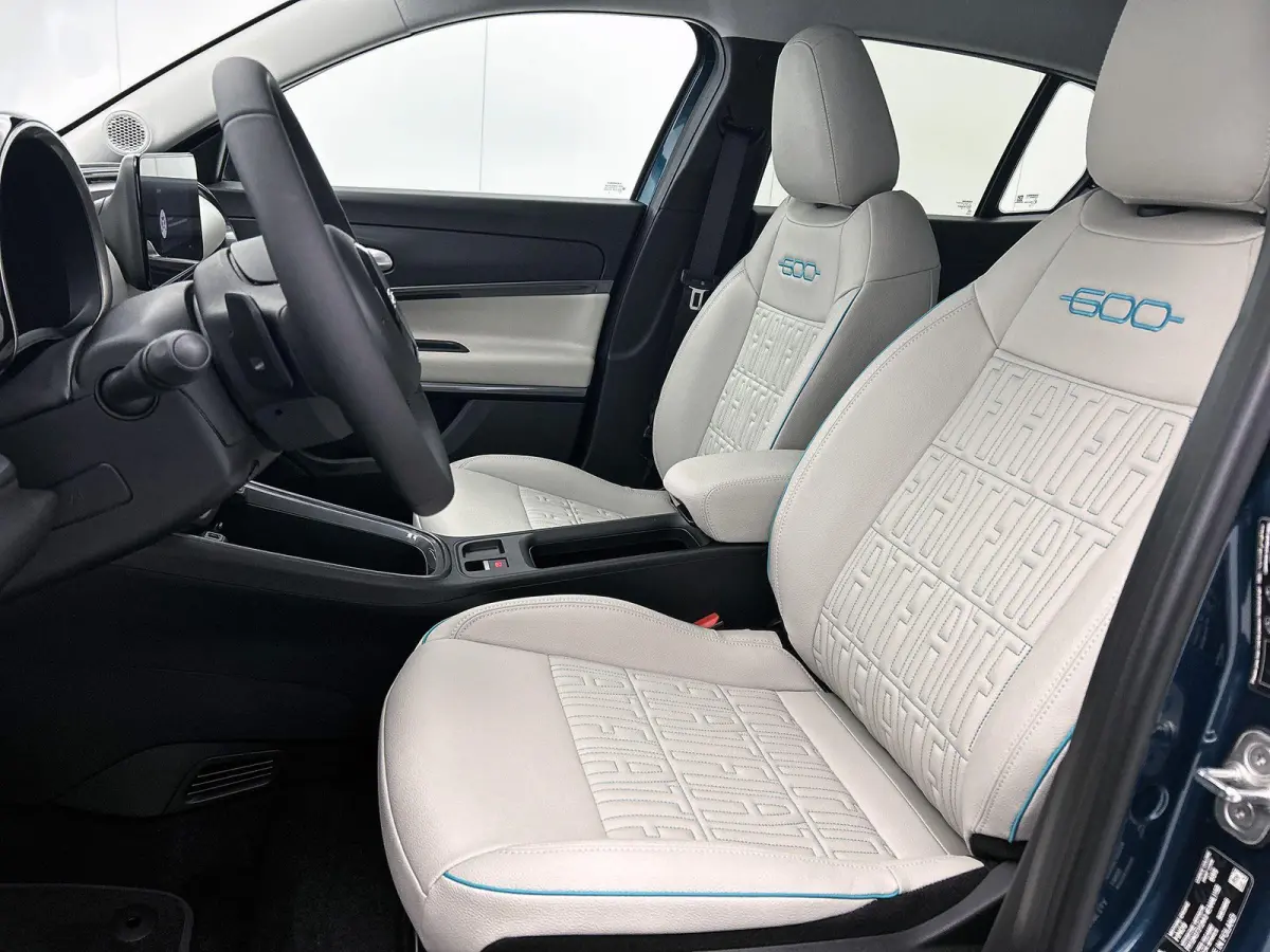 SUV La Prima Hybrid 145 pk Automaat | Navigatie | Achteruitrijcamera | Voorstoelen Verwarmd | Kunstlederen Bekleding | Elektrische Achterklep met Sensor | LED Koplampen | Dodehoek Detectie |