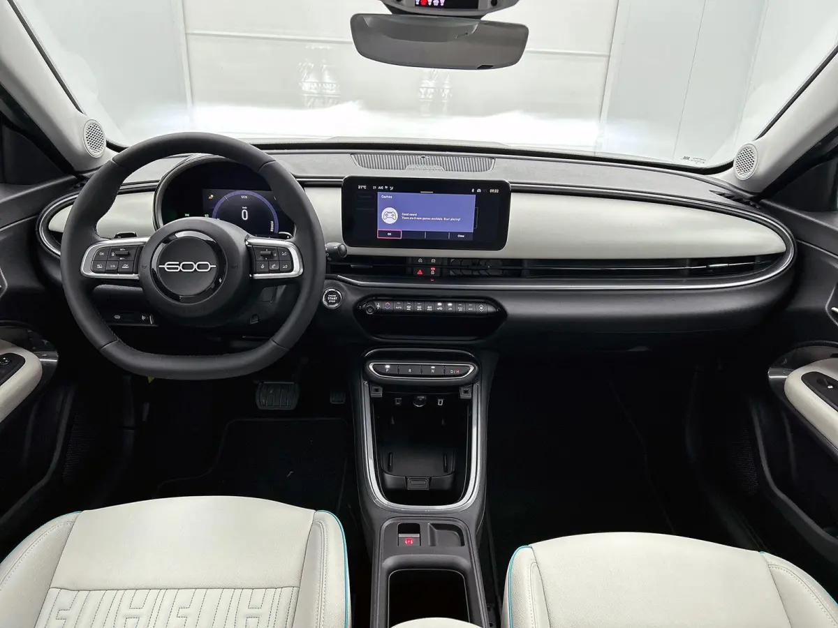 SUV La Prima Hybrid 145 pk Automaat | Navigatie | Achteruitrijcamera | Voorstoelen Verwarmd | Kunstlederen Bekleding | Elektrische Achterklep met Sensor | LED Koplampen | Dodehoek Detectie |
