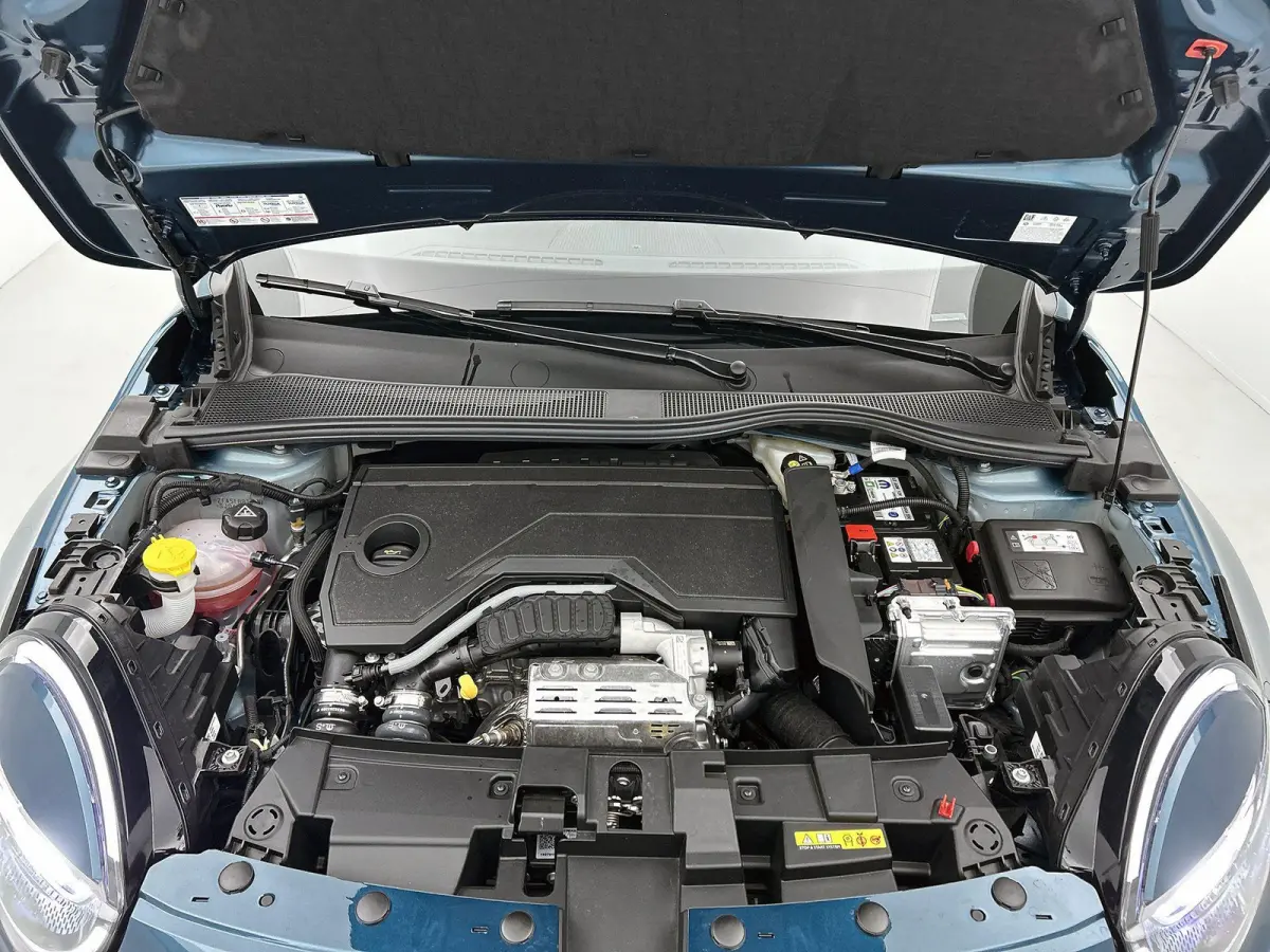 SUV La Prima Hybrid 145 pk Automaat | Navigatie | Achteruitrijcamera | Voorstoelen Verwarmd | Kunstlederen Bekleding | Elektrische Achterklep met Sensor | LED Koplampen | Dodehoek Detectie |