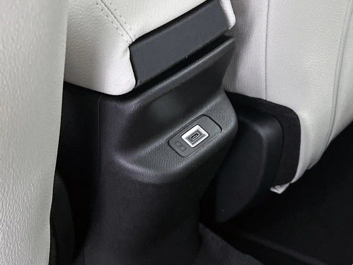 SUV La Prima Hybrid 145 pk Automaat | Navigatie | Achteruitrijcamera | Voorstoelen Verwarmd | Kunstlederen Bekleding | Elektrische Achterklep met Sensor | LED Koplampen | Dodehoek Detectie |