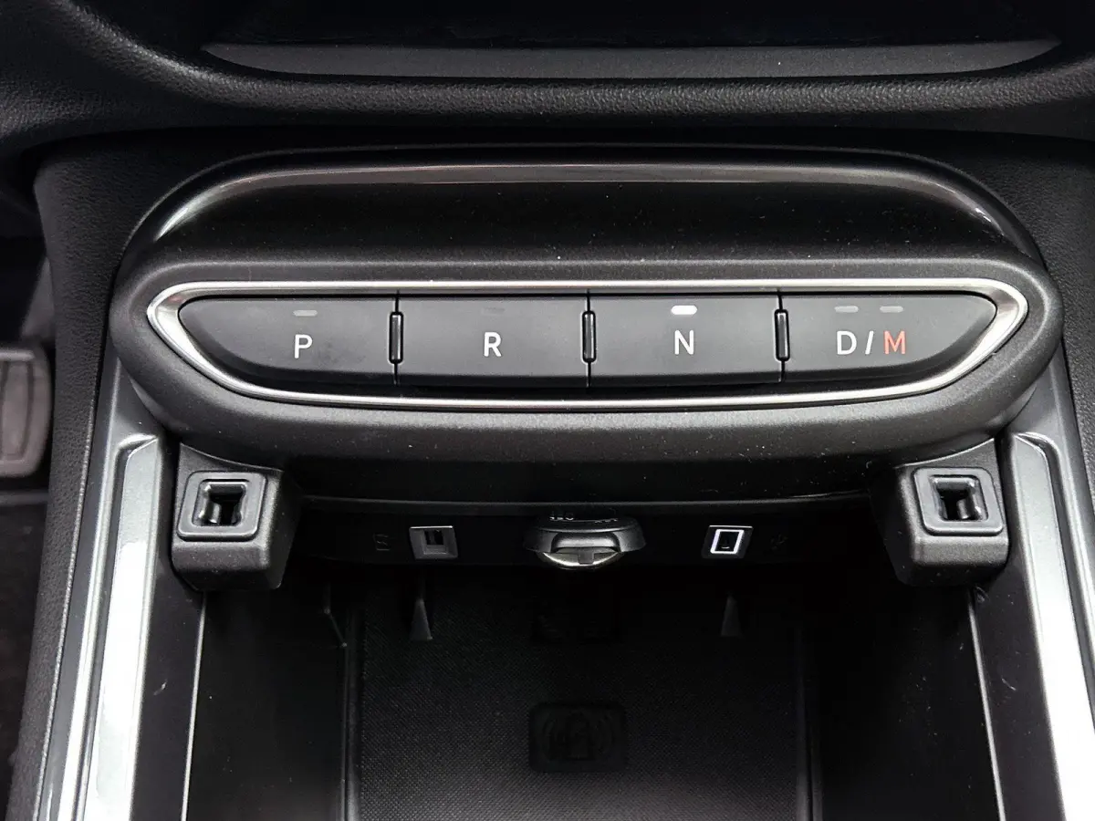 SUV La Prima Hybrid 145 pk Automaat | Navigatie | Achteruitrijcamera | Voorstoelen Verwarmd | Kunstlederen Bekleding | Elektrische Achterklep met Sensor | LED Koplampen | Dodehoek Detectie |