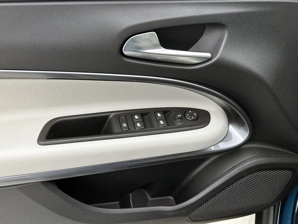 SUV La Prima Hybrid 145 pk Automaat | Navigatie | Achteruitrijcamera | Voorstoelen Verwarmd | Kunstlederen Bekleding | Elektrische Achterklep met Sensor | LED Koplampen | Dodehoek Detectie |