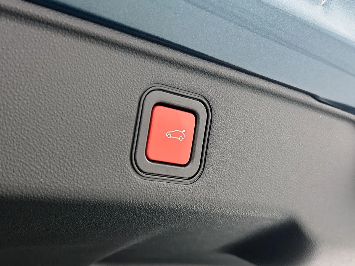 SUV La Prima Hybrid 145 pk Automaat | Navigatie | Achteruitrijcamera | Voorstoelen Verwarmd | Kunstlederen Bekleding | Elektrische Achterklep met Sensor | LED Koplampen | Dodehoek Detectie |