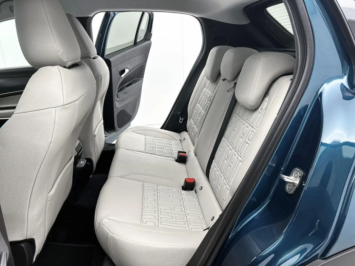 SUV La Prima Hybrid 145 pk Automaat | Navigatie | Achteruitrijcamera | Voorstoelen Verwarmd | Kunstlederen Bekleding | Elektrische Achterklep met Sensor | LED Koplampen | Dodehoek Detectie |