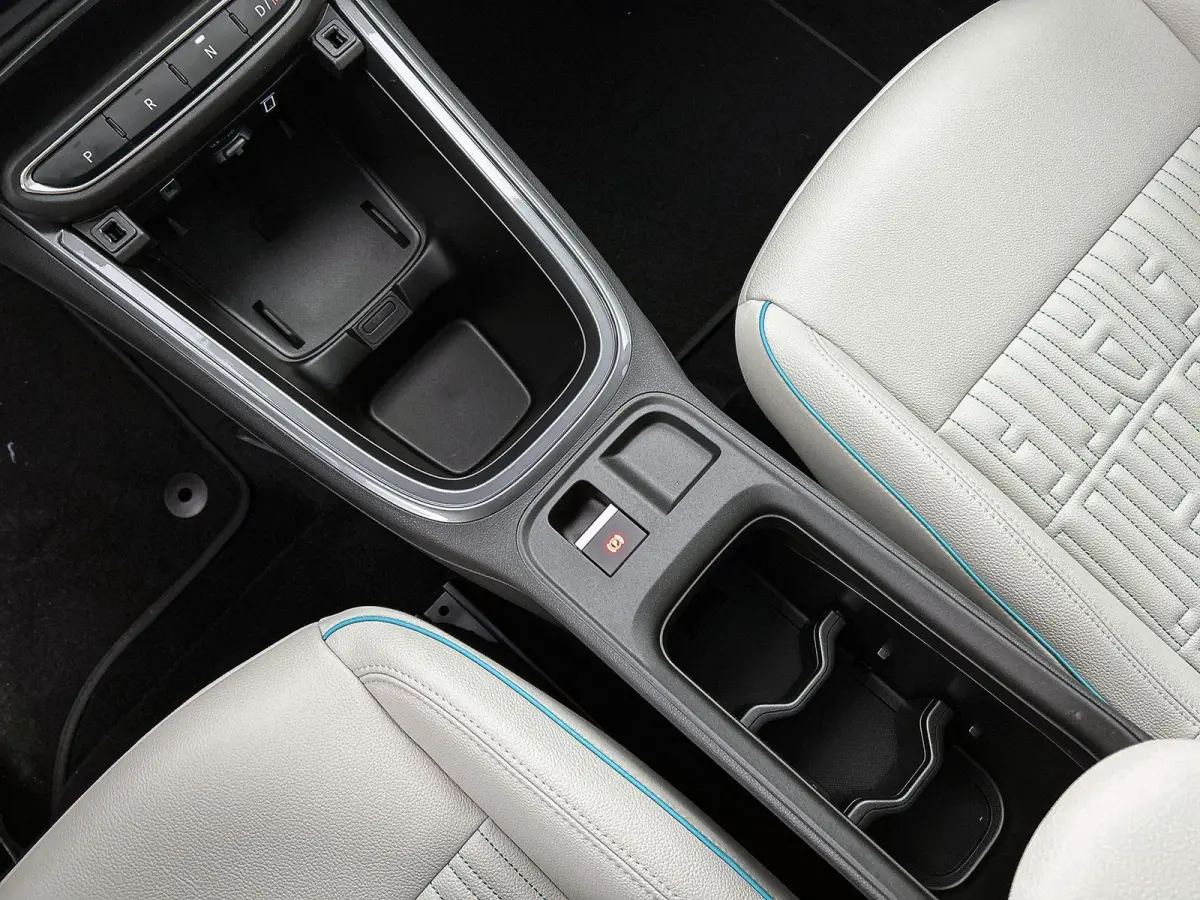 SUV La Prima Hybrid 145 pk Automaat | Navigatie | Achteruitrijcamera | Voorstoelen Verwarmd | Kunstlederen Bekleding | Elektrische Achterklep met Sensor | LED Koplampen | Dodehoek Detectie |