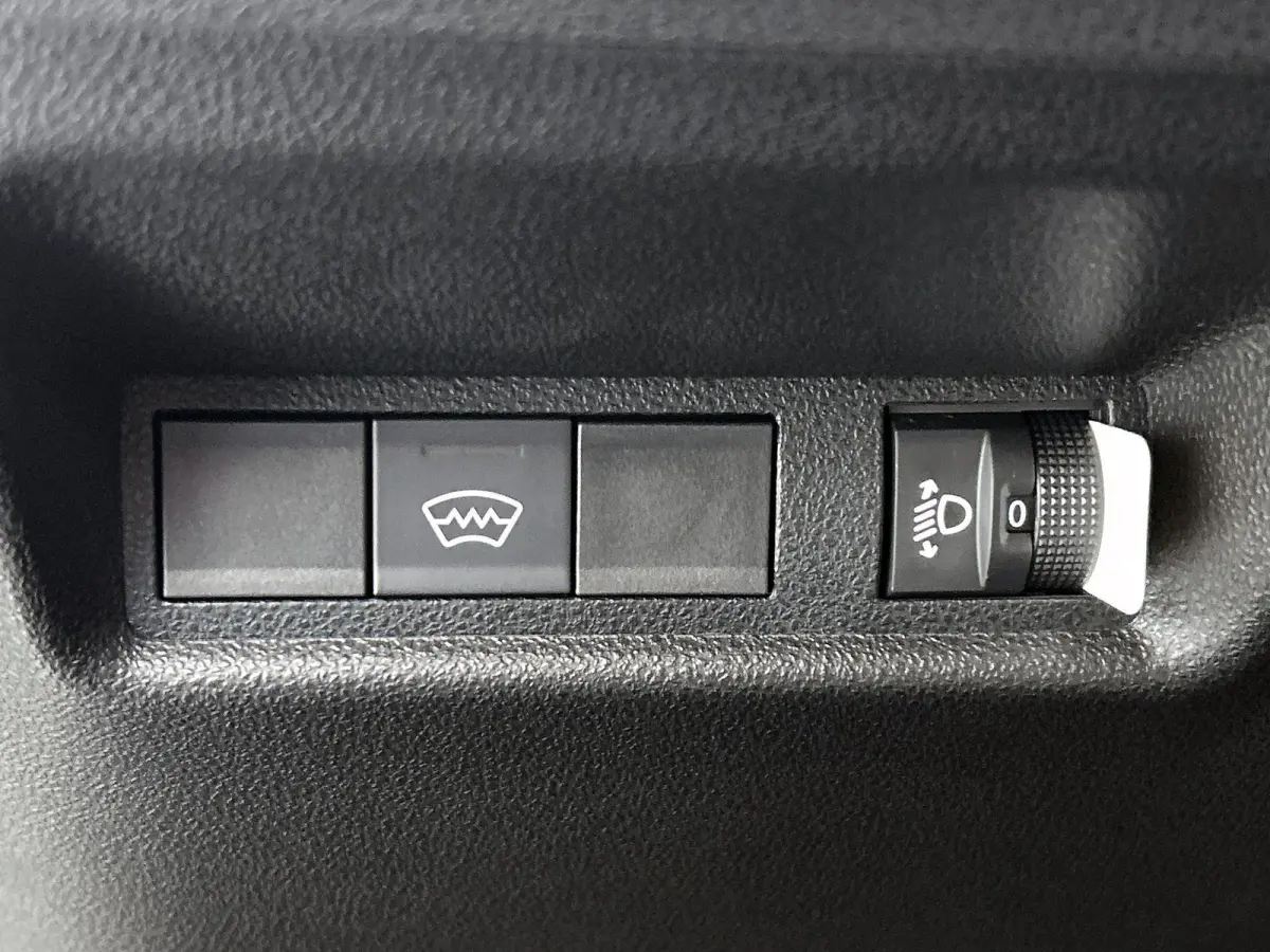 SUV La Prima Hybrid 145 pk Automaat | Navigatie | Achteruitrijcamera | Voorstoelen Verwarmd | Kunstlederen Bekleding | Elektrische Achterklep met Sensor | LED Koplampen | Dodehoek Detectie |
