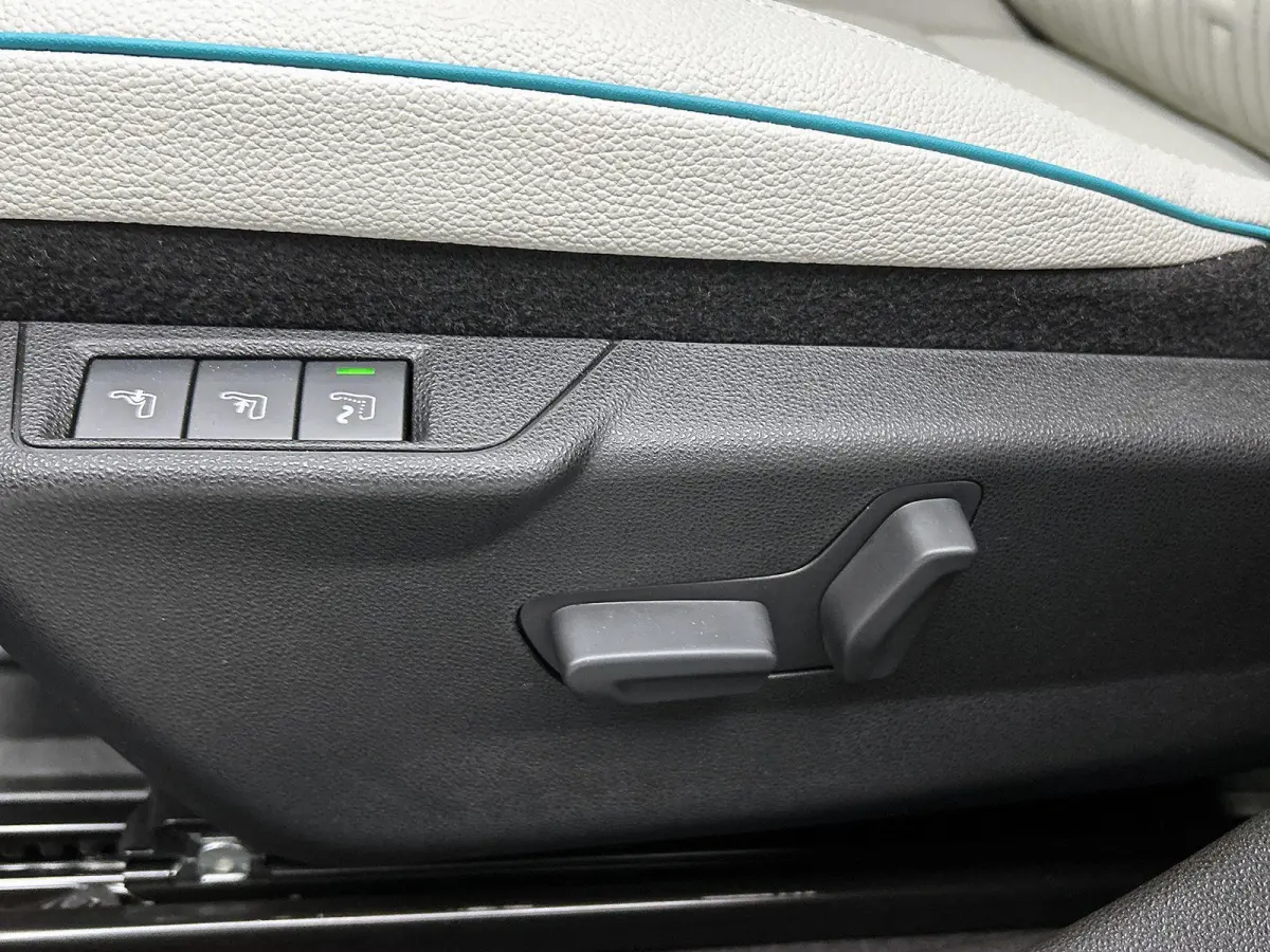 SUV La Prima Hybrid 145 pk Automaat | Navigatie | Achteruitrijcamera | Voorstoelen Verwarmd | Kunstlederen Bekleding | Elektrische Achterklep met Sensor | LED Koplampen | Dodehoek Detectie |