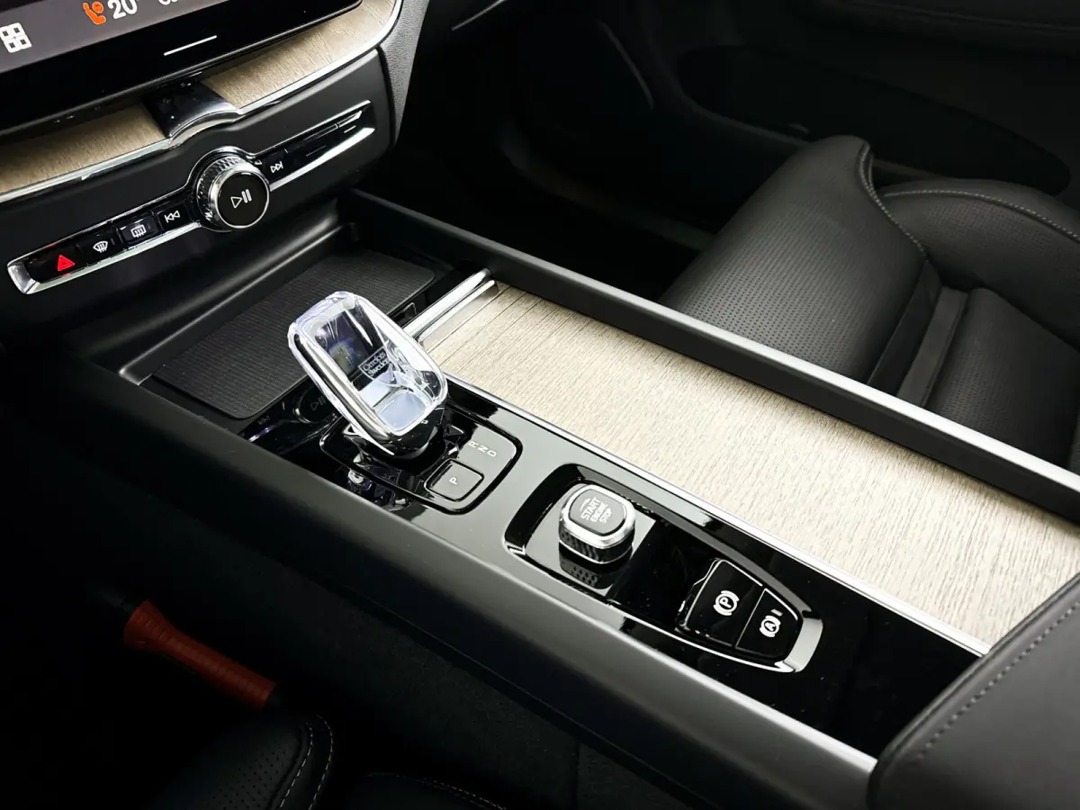 T8 Plug-in hybrid AWD Ultra Dark | Panoramadak | 360° camera | Bowers & WIlkins | Luchtvering | Head-up display | Stoelventilatie | Trekhaak