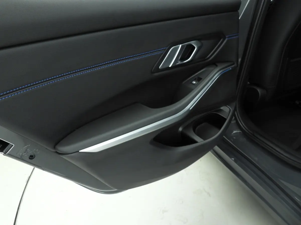 320e | M-Sportpakket | LED | Navigatie | Active cruise | Schuifdak | Sportstoelen | DAB | Alu 18 inch