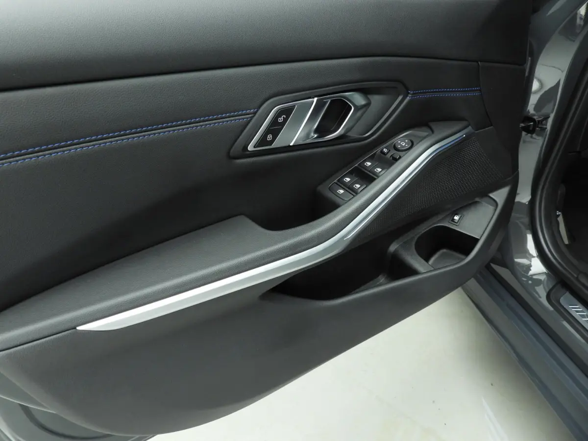 320e | M-Sportpakket | LED | Navigatie | Active cruise | Schuifdak | Sportstoelen | DAB | Alu 18 inch