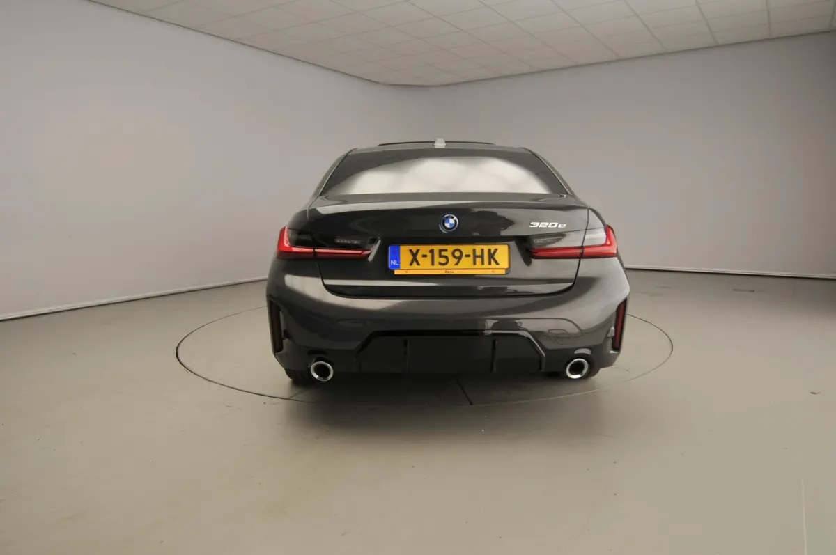 320e | M-Sportpakket | LED | Navigatie | Active cruise | Schuifdak | Sportstoelen | DAB | Alu 18 inch