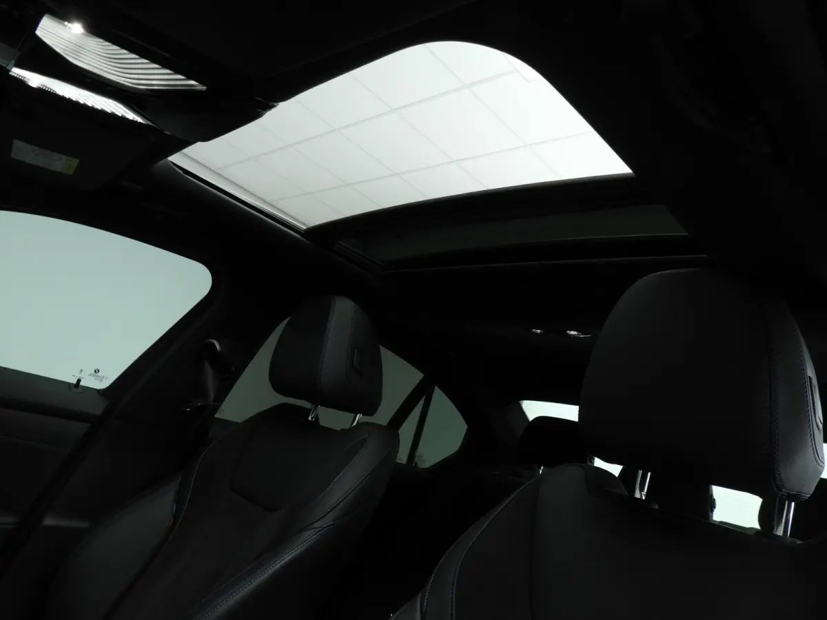 320e | M-Sportpakket | LED | Navigatie | Active cruise | Schuifdak | Sportstoelen | DAB | Alu 18 inch