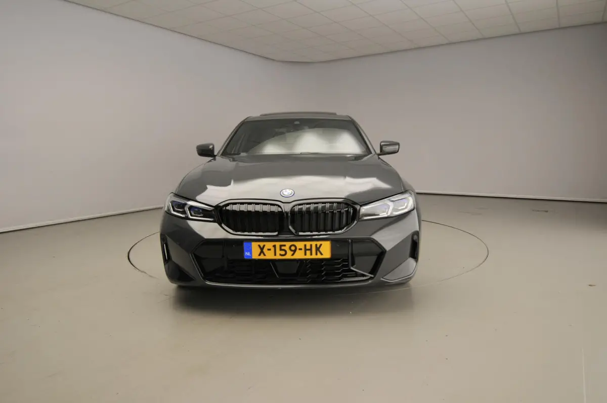 320e | M-Sportpakket | LED | Navigatie | Active cruise | Schuifdak | Sportstoelen | DAB | Alu 18 inch