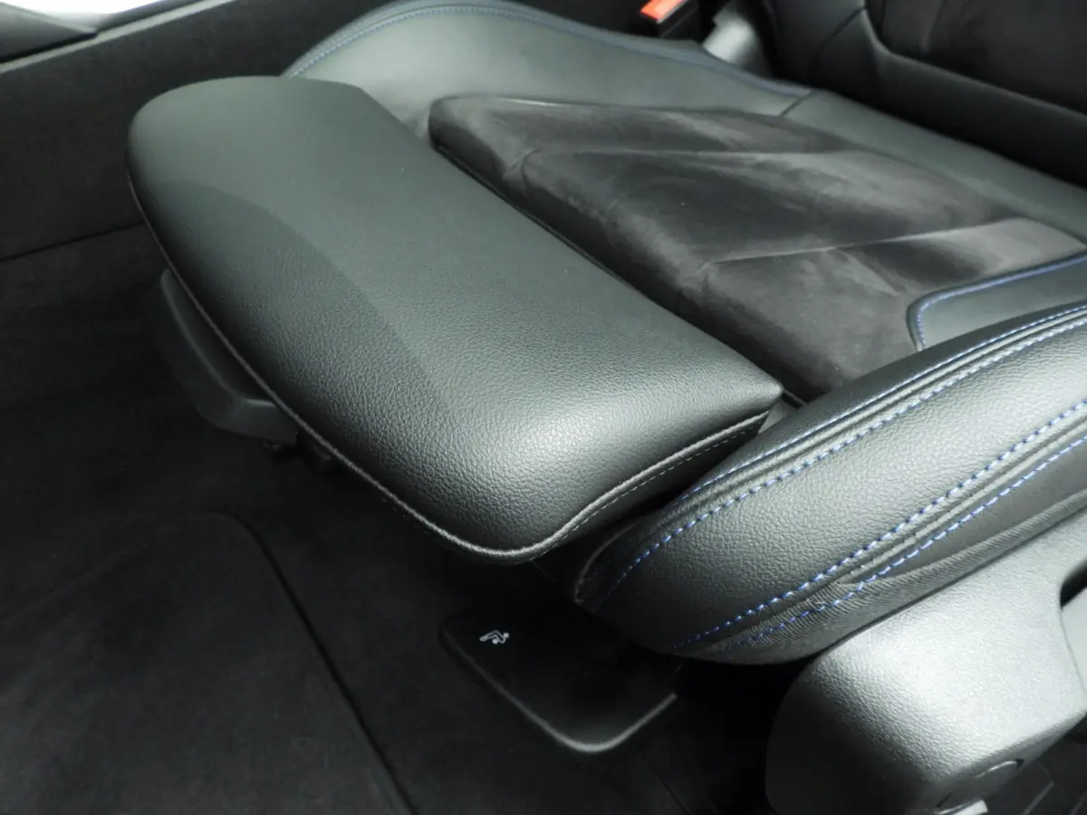 320e | M-Sportpakket | LED | Navigatie | Active cruise | Schuifdak | Sportstoelen | DAB | Alu 18 inch