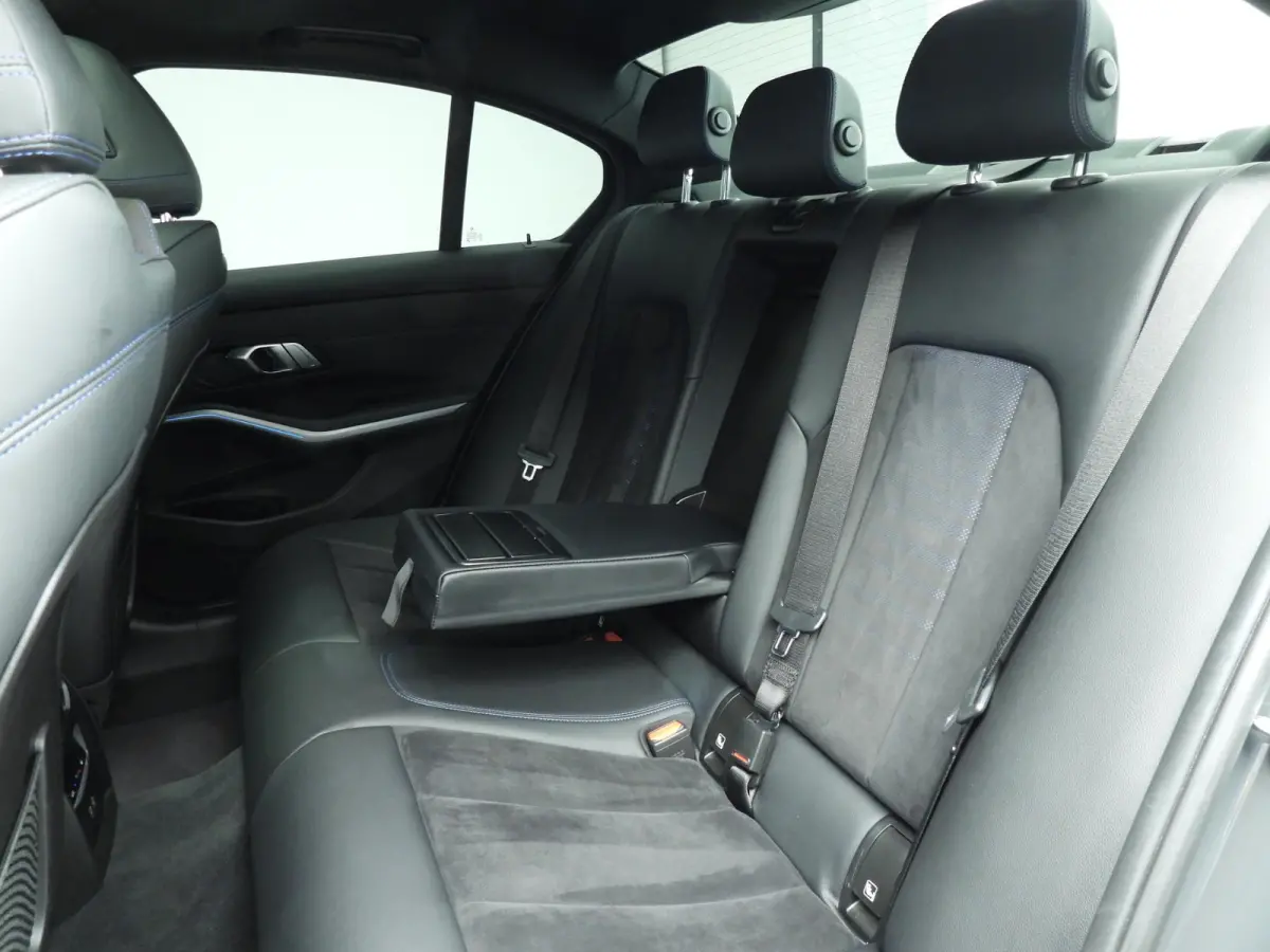 320e | M-Sportpakket | LED | Navigatie | Active cruise | Schuifdak | Sportstoelen | DAB | Alu 18 inch