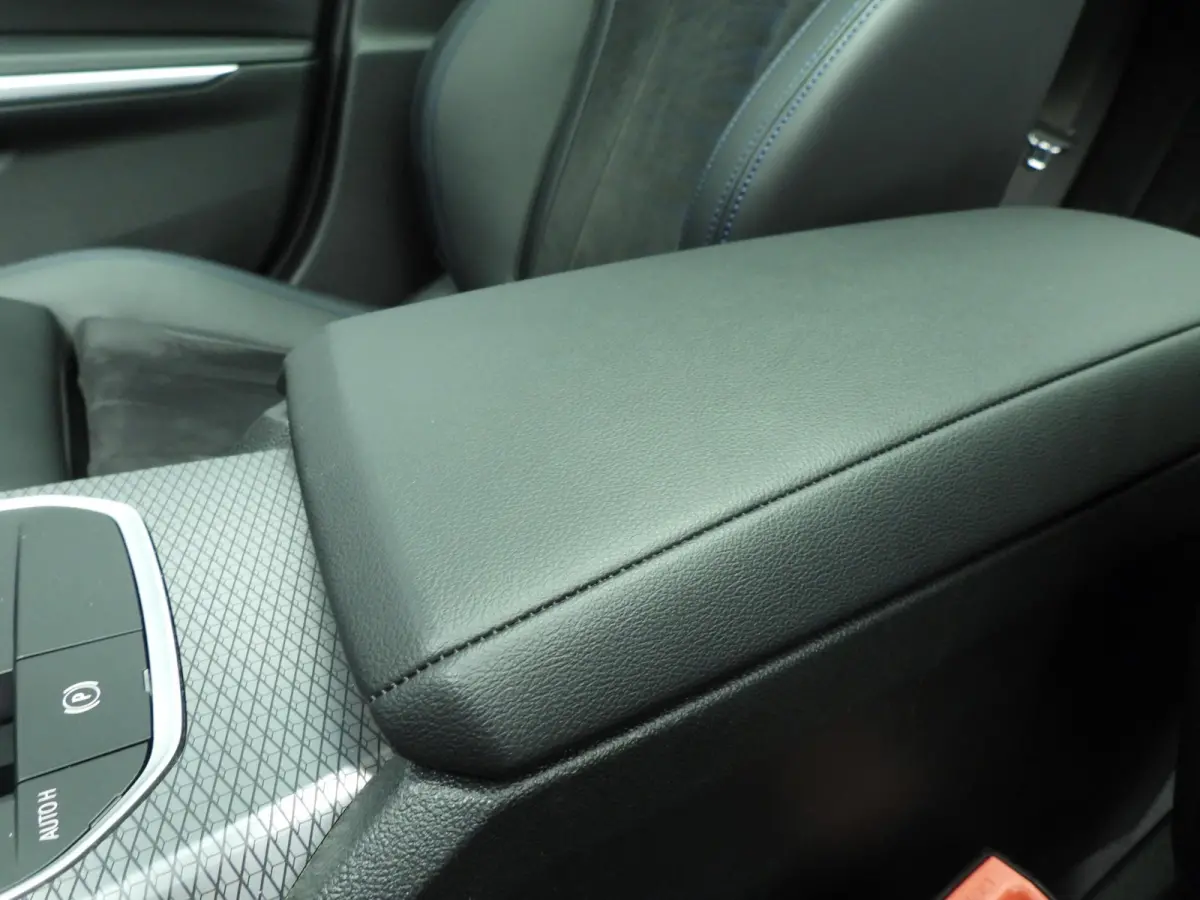 320e | M-Sportpakket | LED | Navigatie | Active cruise | Schuifdak | Sportstoelen | DAB | Alu 18 inch