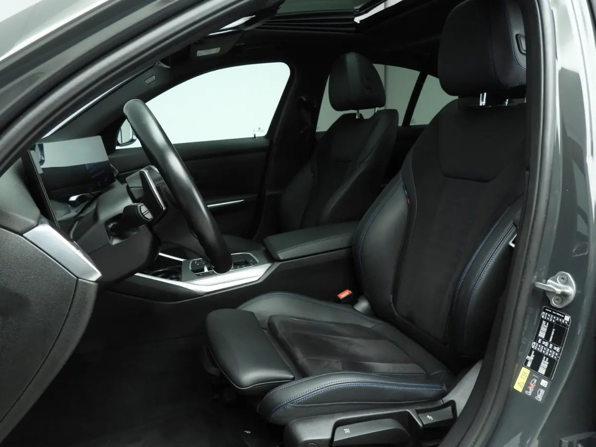 320e | M-Sportpakket | LED | Navigatie | Active cruise | Schuifdak | Sportstoelen | DAB | Alu 18 inch