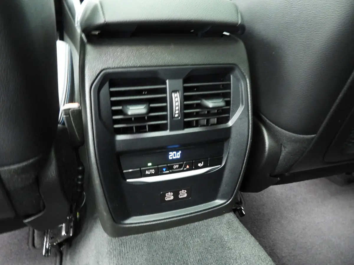 320e | M-Sportpakket | LED | Navigatie | Active cruise | Schuifdak | Sportstoelen | DAB | Alu 18 inch