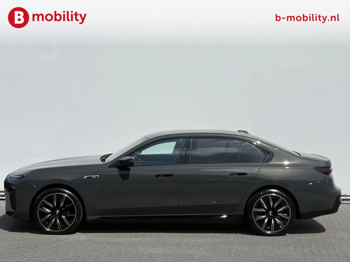 M70 xDrive 106 kWh 'Dravitgrau' Automatische Portieren Nw. pr. €225.242,- NL Auto! | Sky Lounge Panoramadak | Entertainment achter | Innovatiepack