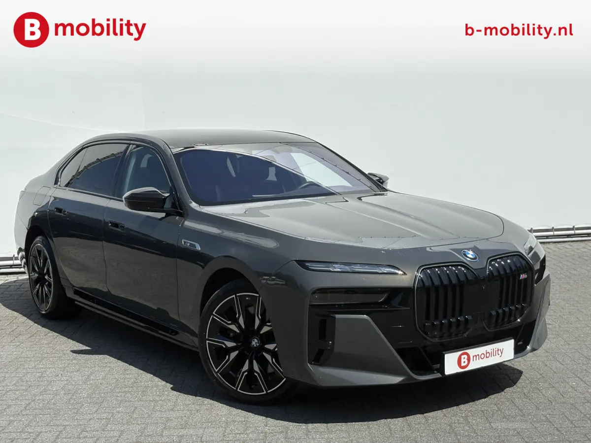 M70 xDrive 106 kWh 'Dravitgrau' Automatische Portieren Nw. pr. €225.242,- NL Auto! | Sky Lounge Panoramadak | Entertainment achter | Innovatiepack