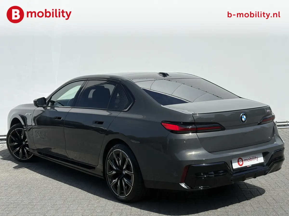 M70 xDrive 106 kWh 'Dravitgrau' Automatische Portieren Nw. pr. €225.242,- NL Auto! | Sky Lounge Panoramadak | Entertainment achter | Innovatiepack