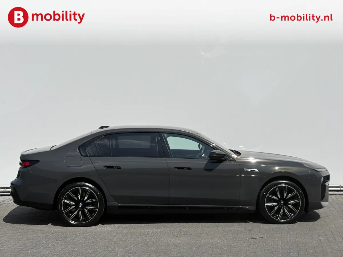 M70 xDrive 106 kWh 'Dravitgrau' Automatische Portieren Nw. pr. €225.242,- NL Auto! | Sky Lounge Panoramadak | Entertainment achter | Innovatiepack