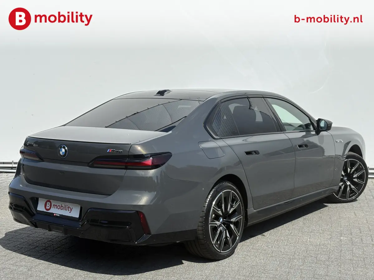 M70 xDrive 106 kWh 'Dravitgrau' Automatische Portieren Nw. pr. €225.242,- NL Auto! | Sky Lounge Panoramadak | Entertainment achter | Innovatiepack