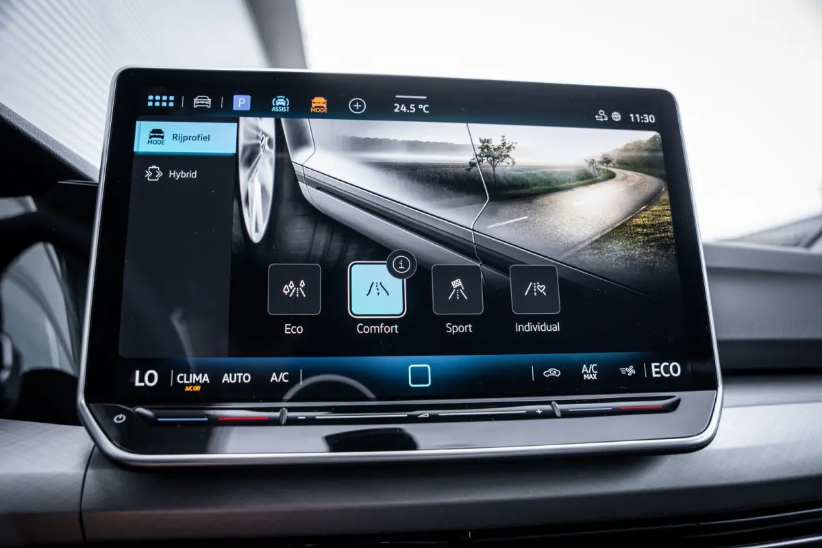 Life Edition eHybrid | 'App-Connect' draadloze smartphone integratie | Achterbank in ongelijke delen neerklapbaar incl. middenarmsteun en doorlaadmogelijkheid | Achterlichten LED