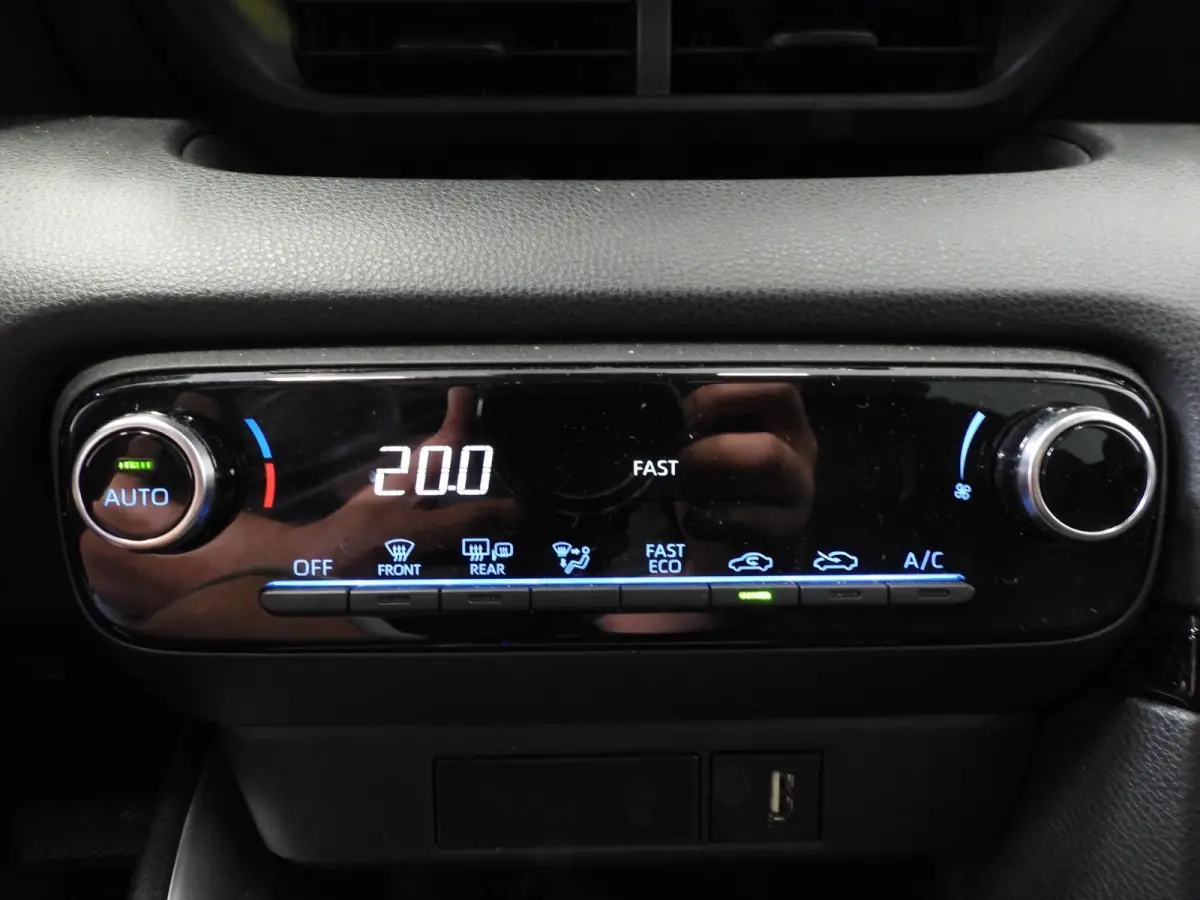 1.5 Hybrid 115 Active NAVI-APP/CAMERA/CLIMA/BLEUTOOTH!